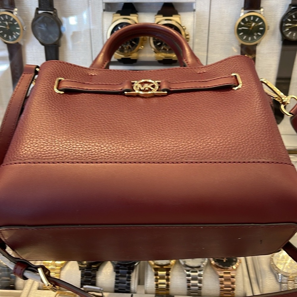 Michael Kors Reed Small Satchel Crossbody Center Zip Bag
Color: OXBLOOD 
NWT - Picture 12 of 16